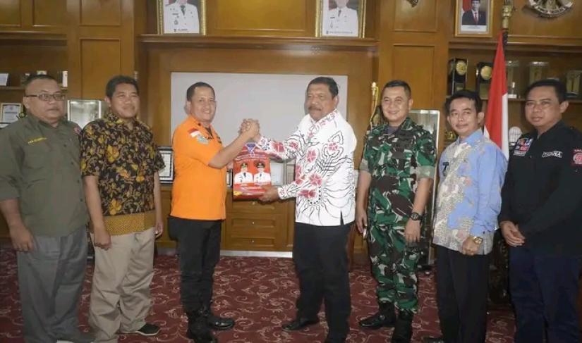 Bupati bersama tim Basarnas diruang kerja bupati BU