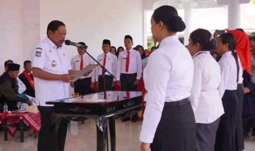 Bupati BU, menyerahkan Surat Keputusan (SK) Pegawai Pemerintah dengan Perjanjian Kerja (PPPK ) berjumlah 256 orang guru kelas ahli pertama, di Balai Daerah Bengkulu Utara,