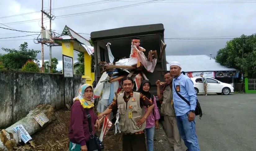 Panwascam Kota Bengkulu tertibkan APK Parpol langgar aturan, Jumat (17/11/23).