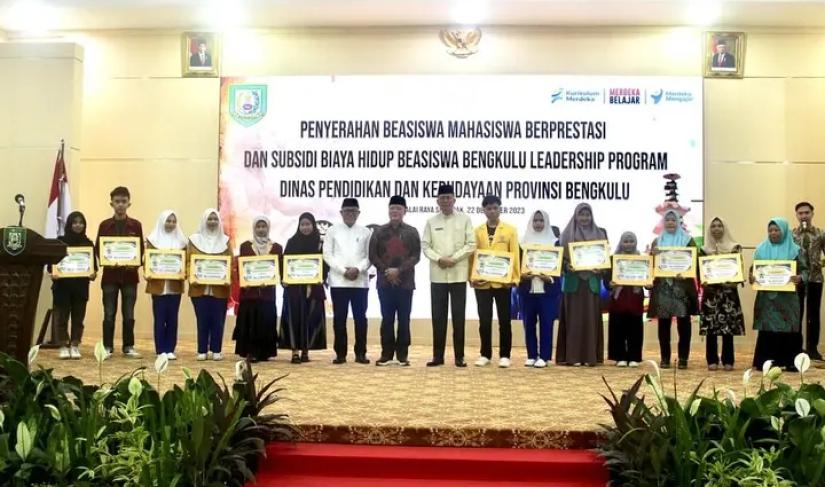 Pemberian beasiswa pendidikan di provinsi Bengkulu.