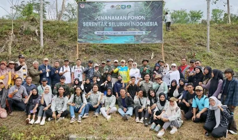 Aksi tanam pohon di Taman Hutan Raya Rojolelo.
