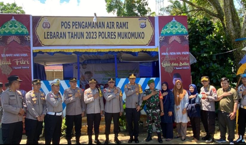 Wakapolda Bengkulu Brigjen Pol. Drs. Umardani, M.Si bersama PJU Lolda Nengkulu dan didampingi oleh Kapolres Mukomuko AKBP Nuswanto, S.H.,S.Ik.,M.H. melakukan monitoring atau melakukan pengecekan pos pengamanan (Pospam) dan Pos Pelayanan (Posyan) di.Kabupaten Mukomuko