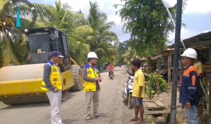 Peninjauan pembangunan jalan DAK di Mukomuko.