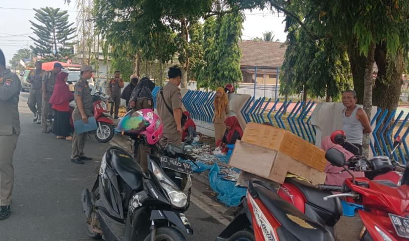 Satpol pp mukomuko sidak pedagang di trotoar dan beri peringatan tegas