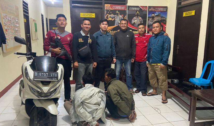 Dua orang pria berinisial DE (44) dan DF (21) warga Desa Tanjung Heran Kecamatan Sindang Beliti Ulu Kabupaten Rejang Lebong, diamankan petugas Polsek Lebong Selatan Polres Lebong Polda Bengkulu, lantaran melakukan tindak pidana pencurian dengan pemberatan (Curat).  Kapolres Lebong Polda Bengkulu AKBP Awilzan, S.I.K., melalui Kapolsek Lebong Selatan
