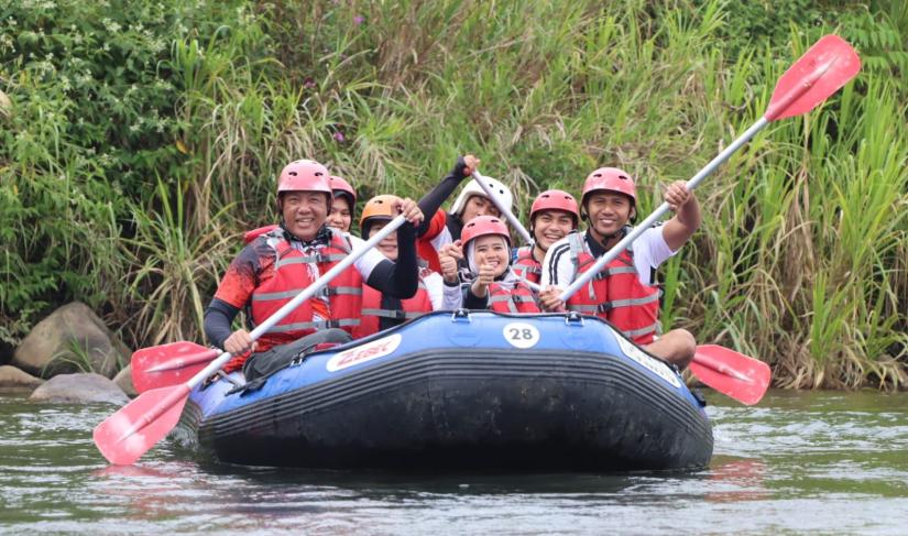 Mengikuti semangat kemajuan pariwisata dan menjunjung tinggi hubungan antara polisi dan masyarakat, Kapolres Lebong Polda Bengkulu, AKBP Awilzan, turut serta dalam kegiatan wisata alam Arum Jeram Dayang Rengginang.