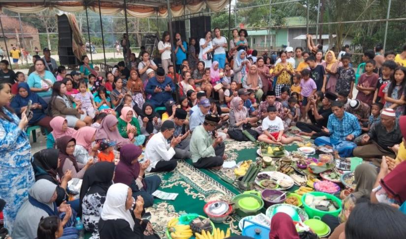 Dipimpin oleh pemangku adat setempat, jalannya sedekah bumi berjalan khidmat dan kental nuansa desa, mengingat seserahan dan peralatan sedekah berisi berbagai makanan khas, buah-buahan, hasil tani dan ornamen khusus warga desa setempat.