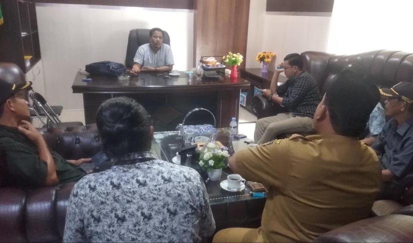 Pemerintahan Desa Urai Kecamatan Ketahun Kabupaten Bengkulu Utara bersama perwakilan warga, Senin (19/6) kembali menyambangi DPRD Provinsi Bengkulu. Kedatangan tersebut bertujuan untuk meminta kejelasan terkait keberadaan lahan yang disebut-sebut milik PT. Perkebunan Nusantara (PTPN) VII