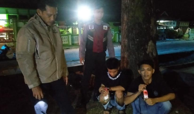 Personel piket Funsi mendapati adanya dua remaja yang sedang mengkonsumsi minuman keras.