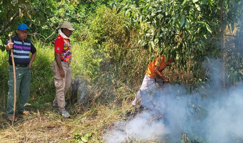apolda Bengkulu Irjen Pol Drs Armed Wijaya, M.H., bersama Kabid Propam Kombes Pol Azis Safiri, S.Ik., serta Kapolresta Bengkulu Kombes Pol Aris Sulistyono hari ini (03/09/23) bergerak cepat membantu proses pemadaman lahan yang terjadi di Kawasan Lingkar Barat Kota Bengkulu.