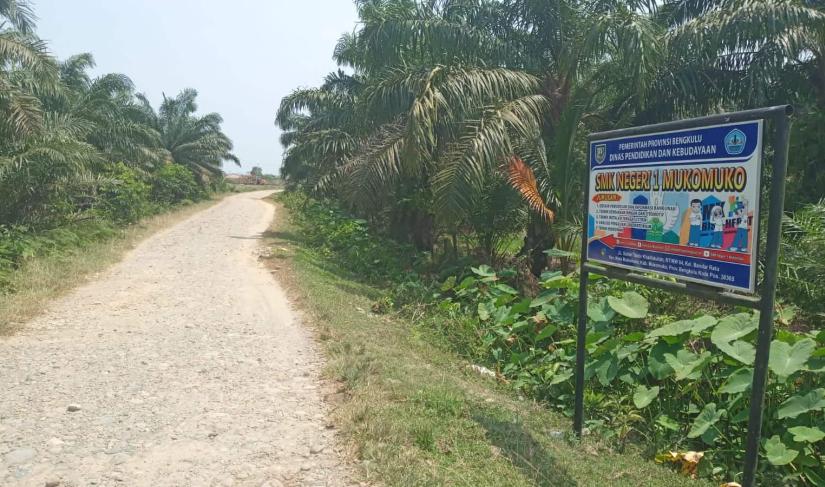 Akses menuju SMKN 1 Mukomuko, Jalan Sultan Takdir Khalifatullah di RT IV Kelurahan Bandar Ratu, Kecamatan Kota Mukomuko, Kabupaten Mukomuko, Bengkulu mengundang perhatian banyak pihak, termasuk Kajari Mukomuko, Rudi Iskandar.