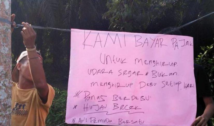 Warga Desa Lawang Agung Kecamatan Air Periukan Kabupaten Seluma Provinsi Bengkulu menggelar aksi protes, Rabu siang (30/8/2023).