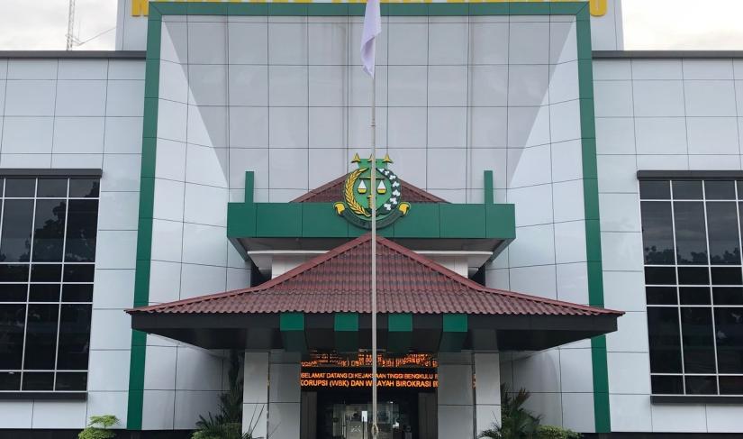 Pengusutan adanya dugaan perintangan penyidikan dalam perkara dugaan korupsi Dana Bantuan Operasional Kesehatan (BOK) 16 Puskesmas di Kabupaten Kaur yang ditangani penyidik Pidsus Kejari Kaur, sudah menyeret tiga orang berinisial BSS, RNS DAN AH sebagai tersangka.