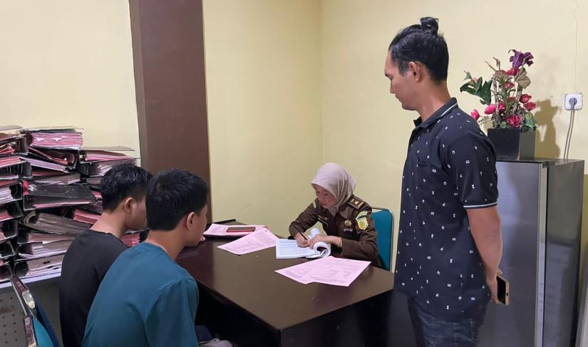 Sat Resnarkoba  Polres Bengkulu Selatan Polda Bengkulu menyerahkan  dua orang laki laki   tersangka dugaan Tindak pidana  Undang-Undang Republik Indonesia nomor 36 tahun 2009 tentang Kesehatan berikut Barang Bukti 1100 (seribu seratus ) butir pil Samcodin berikut Barang Bukti lainnya ke Jaksa Penuntut Umum, pada hari Rabu (30/08/23)