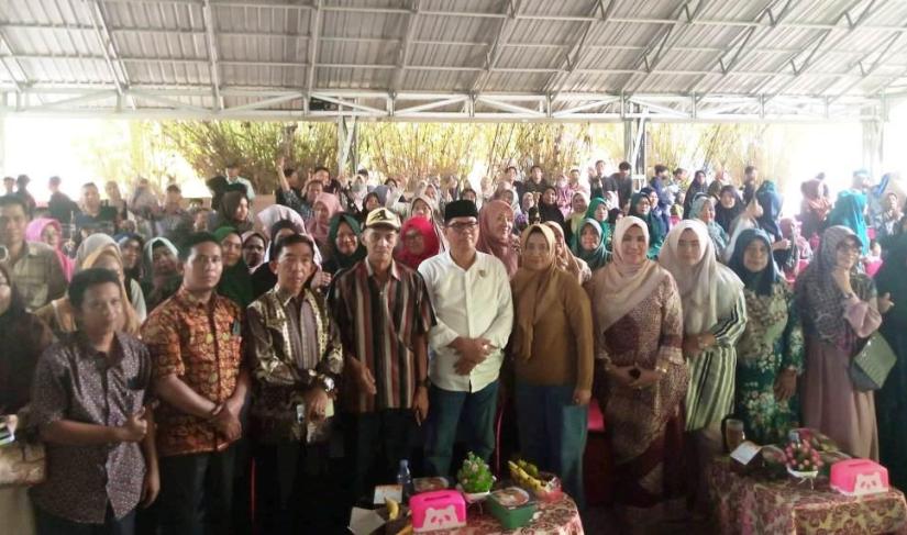 Foto Bersama Warga dan Dewan Suimi Fales di Badrika