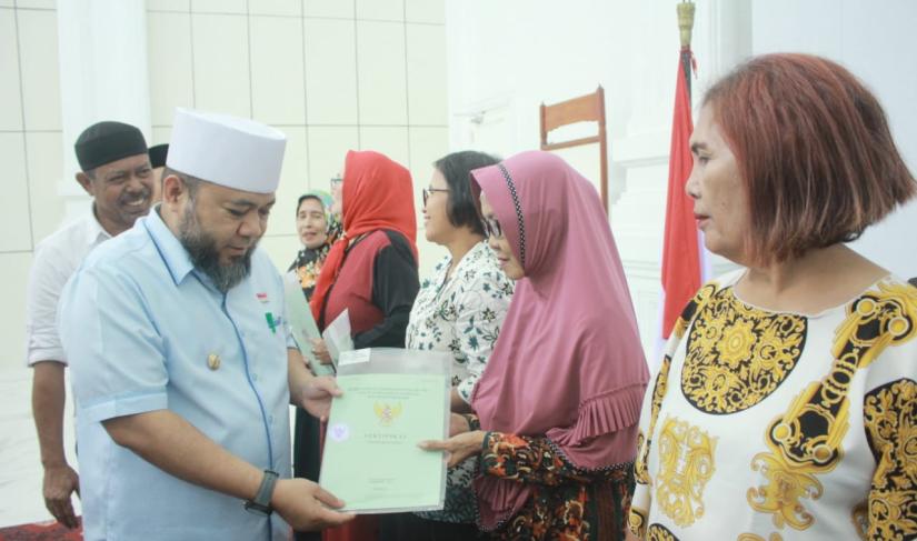Walikota Bengkulu serahkan sertifikat tanah kepada warga Kelurahan Lingkar Barat.