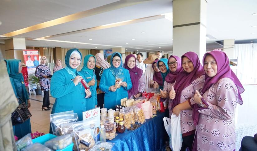  Ketua Tim Penggerak Pemberdayaan dan Kesejahteraan Keluarga (TP PKK) Provinsi Bengkulu Derta Rohidin pada puncak peringatan HKG di Grage Horizon Hotel Bengkulu, (31/5). 