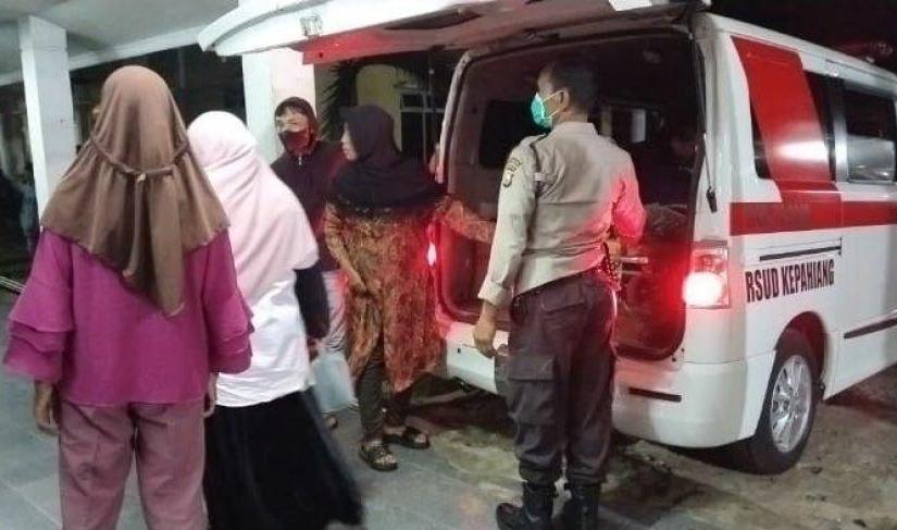 Rencana dua pasang anak manusia untuk mengakhiri hidup bersama dengan meminum racun, tidak kesampaian. Keinginan untuk hidup semati seperti cerita Romeo dan Juliet, tak sampai. 