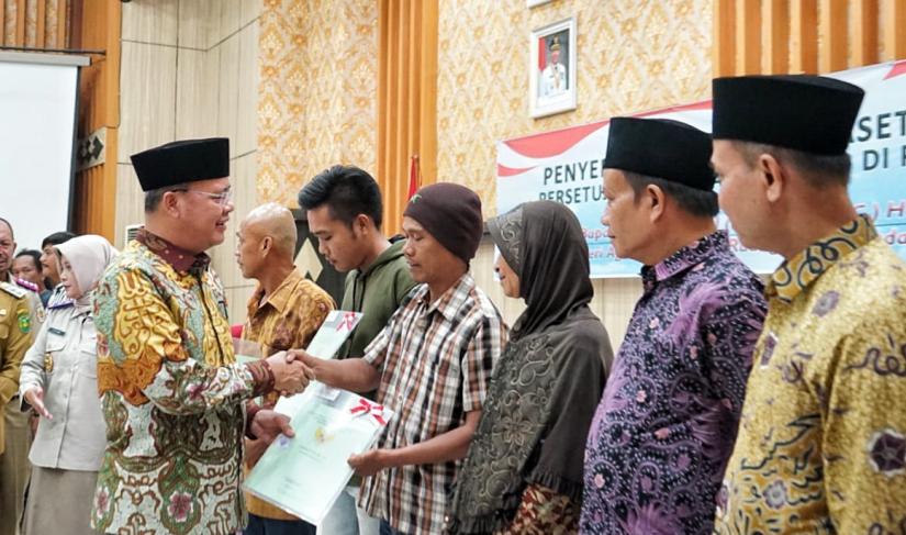 Gubernur Rohidin Mersyah hadiri penyerahan sertifikat Hak Pakai (HP) Pemprov Bengkulu dan Pemkot Bengkulu, Penyerahan Sertifikat PTSL, Penyerahan Sertifikat Tanah Wakaf Serta Penyerahan Dokumen Persetujuan Substansi RTRWP oleh Kementerian ATR/BPBD RI, di Ruang Pola Provinsi Bengkulu, Selasa (25/7). 