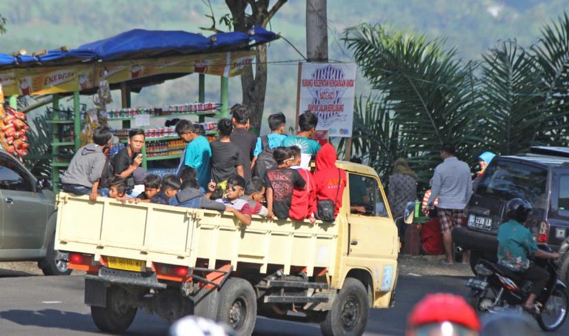 Ilustrasi penggunaan mobil bak terbuka.
