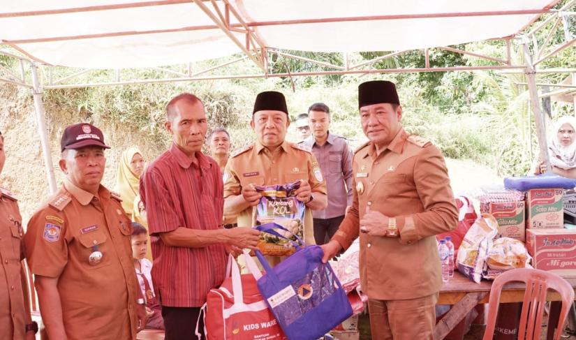 Wagub Rosjonsyah Serahkan Bantuan Pemerintah untuk Warga Korban Bencana Kebakaran 