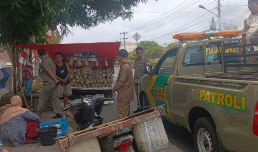 Satuan Polisi Pamong Praja (Satpol PP) Kabupaten Mukomuko, tertibkan pedagang yang menggunakan Trotoar untuk berjualan.