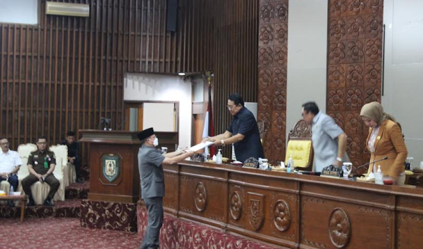 Foto: Gubernur Bengkulu menyerahkan nota pengantar kepada Ketua DPRD Provinsi Bengkulu.