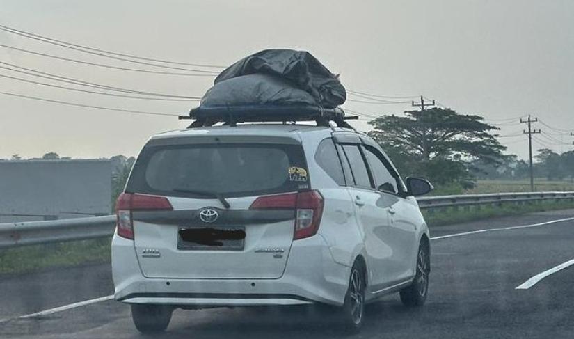 Ilustrasi Foto Meletakkan Barang di atap Mobil 