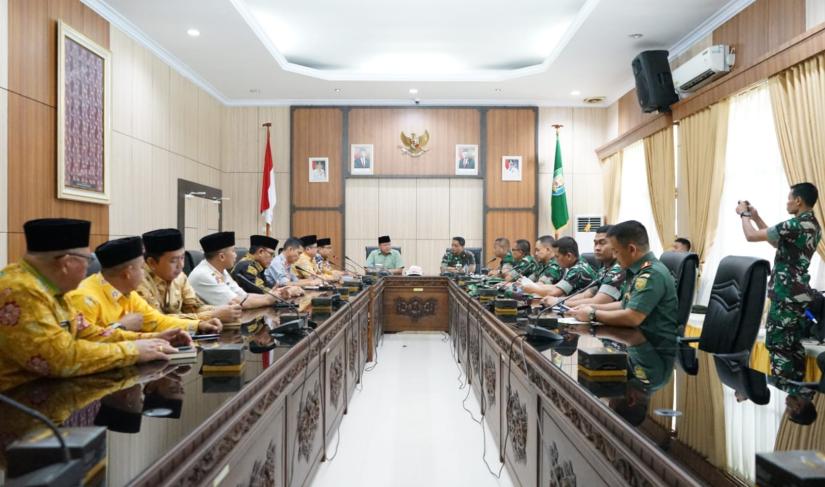 koordinasi Tim Peninjau Kesiapan Pembentukan dan Pembangunan Kodam Bengkulu dari Mabes AD bersama jajaran teknis Pemprov Bengkulu, di Ruang Rapat Lantai III Kantor Gubernur Bengkulu, Kamis (13/07). 
