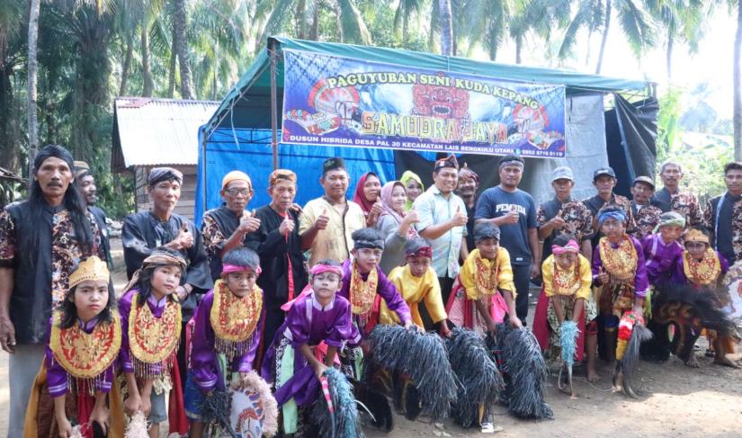 Pentas seni budaya Kuda Kepang di Lais Bengkulu.
