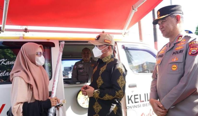 Gubernur Bengkulu Rohidin Mersyah saat meninjau pelaksanaan sosialisasi pemutihan pajak kendaraan di depan Stadion Semarak Sawah Lebar, Selasa, 27 Juni 2023, Foto: Dok