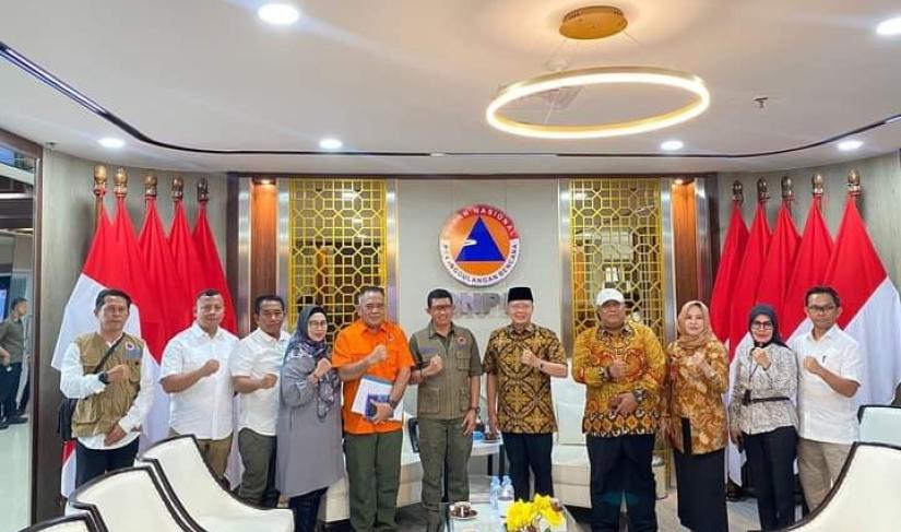 Plt. Kadis PUPR Provinsi Bengkulu saat mendampingi Gubernur FOto Bersama