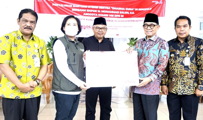 Menyalurkan Asistensi Rehabilitasi Sosial (Atensi) kepada pemerlu pelayanan kesejahteraan sosial (PPKS) di Kabupaten Kepahiang