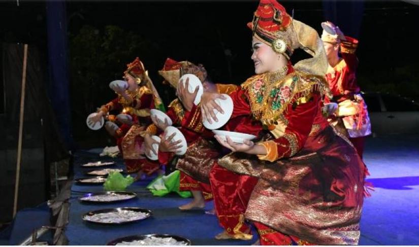 acara pentas seni seluruh etnis gelaran Pemerintah Kota Bengkulu dalam rangka memeriahkan HUT Kota Bengkulu ke-304, Sabtu malam (12/3/23).