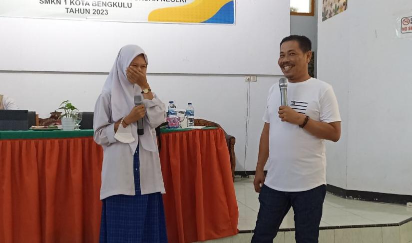 Usin Saat dihadapan Siswa SMK Foto/Dok