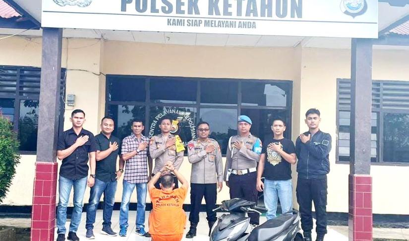 Pria berinisial NA (21) warga Kecamatan Ketahun Kabupaten Bengkulu Utara lantaran terlibat aksi pencurian dengan pemberatan (Curat) dengan mengambil 1 unit sepeda motor milik korban Harga Hasiando (23), warga Kecamatan Ketahun.