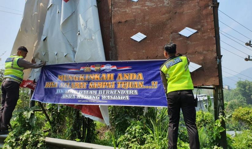Polres Kepahiang pasang spanduk peringatan Ops Zebra Nala 2023.
