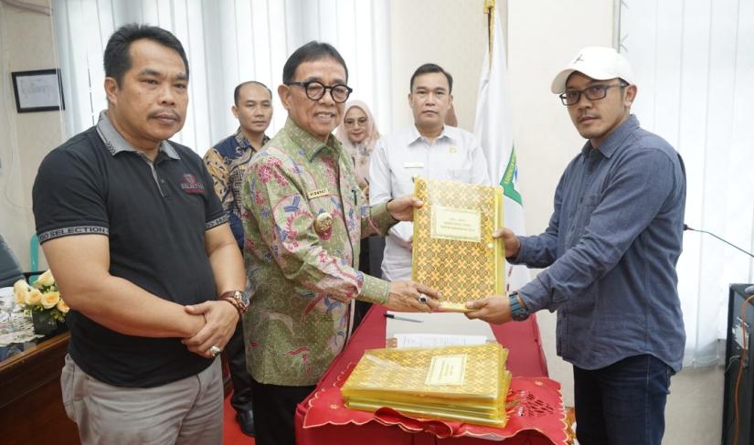 Penyerahan Dokumen Pelaksanaan Anggaran (DPA) kepada kepala OPD di aula Badan Keuangan Daerah (BKD), Jumat (13/1/2023).