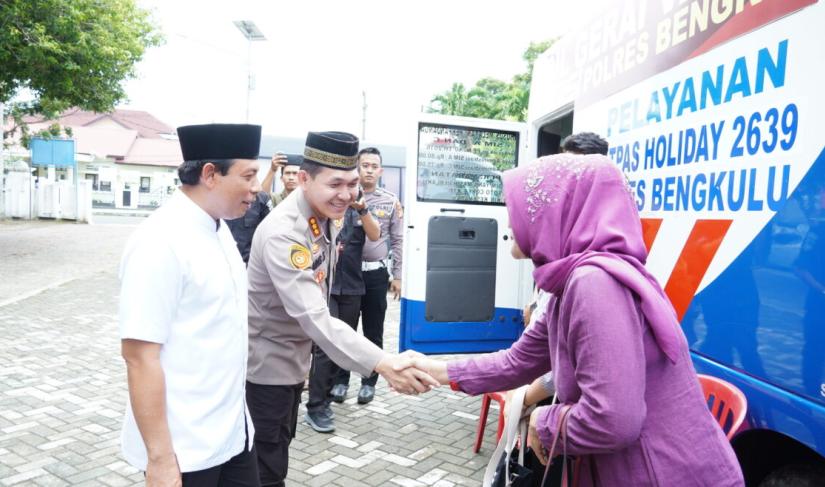 Kapolresta Bengkulu Kombes Pol Aris Sulistyono dan Wakil Walikota Bengkulu Dedy Wahyudi langsung memantau pelayanan tersebut sambil menyapa warga yang sedang diberi pelayanan, Jumat (31/3). 