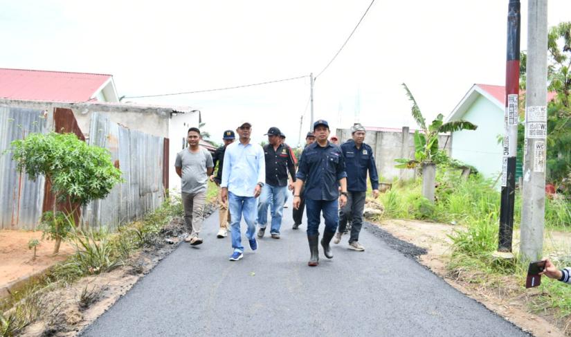Wakil Walikota Bengkulu Dedy Wahyudi, Kepala Dinas PUPR Noprisman, Anggota DPRD kota Teuku Zulkarnain dan Dediyanto, Lurah Pematang Gubernur turun langsung meninjau pengaspalan di perumahan, Sabtu (1/4).