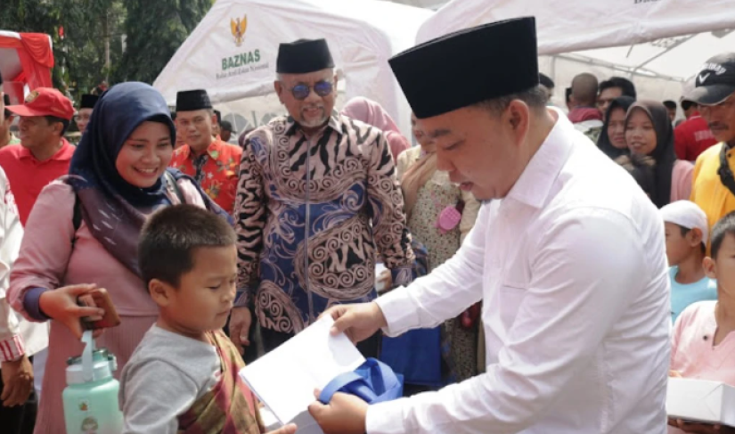 Dempo Xler saat Berikan Santunan Kepada Anak Yatim dari Baznas Provinsi Bengkulu Foto/Dok
