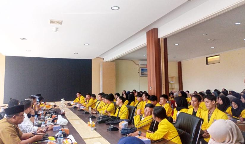 Ketua Komisi l Dempo Xler Dewan Perwakilan Rakyat Daerah (DPRD) Provinsi Bengkulu terima kunjungan dari 150 mahasiswa universitas Dehasen Bengkulu di gedung DPRD Provinsi Bengkulu, Selasa (21/3/2023).