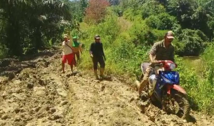 Tampak Jalan Ancur di Desa Suban