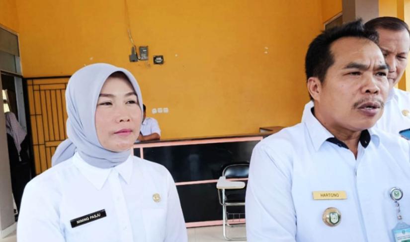 Sekda Kepahiang Dr. Hartono, M.Pd dan Kadis Dikbud Kepahiang, Nining Fawely Pasju, S.Pt MM. Saat diwawancarai awak media usai  lakukan pelantikan jabatan Fungsional guru pertama, Rabu (5/04/2023).