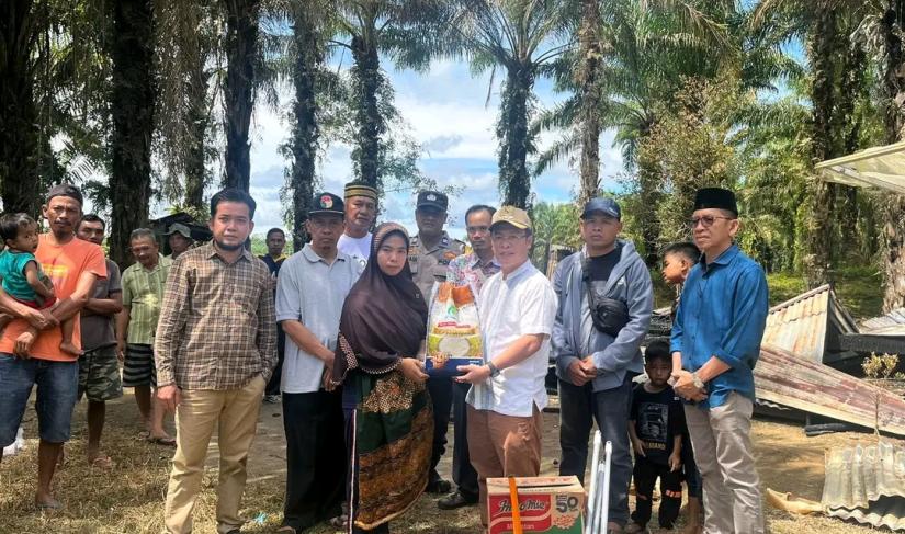 Bupati Mukomuko Beri Bantuan Korban Kebakaran