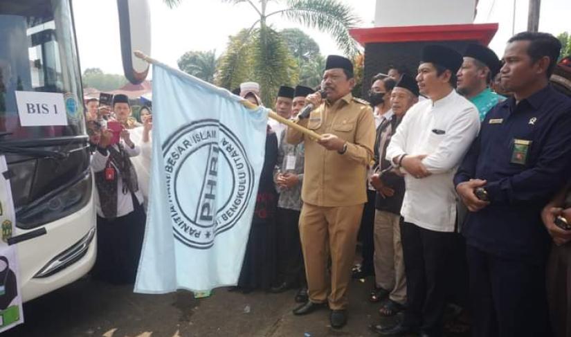 Bupati dan Wabup BU mengangkat bendera tanda pelepasan CJH Bengkulu Utara