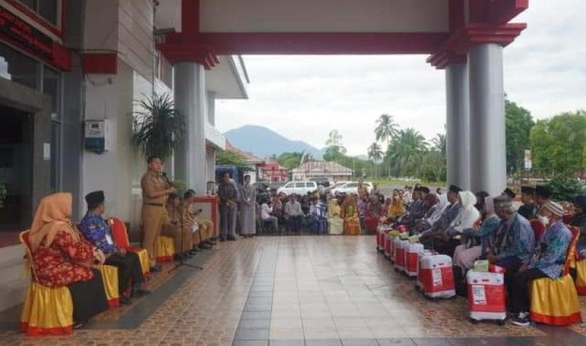 Saat pelepasan CJH di lapangan Pemda Bengkulu Utara 