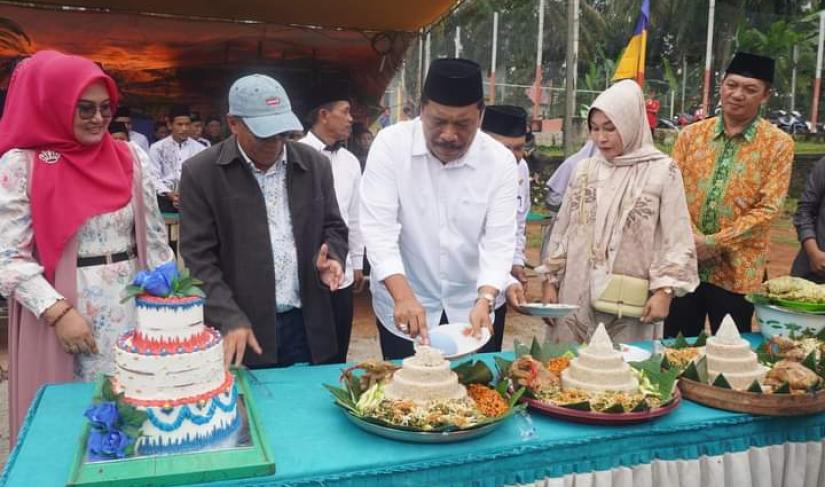 Bupati Bengkulu Utara potong tumpeng acara HUT transmigrasi Desa Air muring yg ke 41