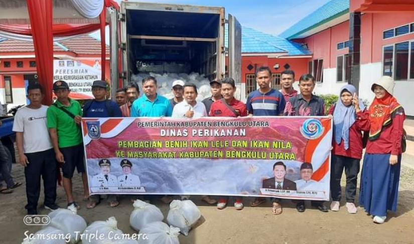 Poto bersama setelah penyerahan bibit ikan