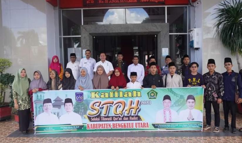 Peserta STQH sebelum pelpasan oleh Pemkab Bengkulu Utara di halaman kantor bupati 